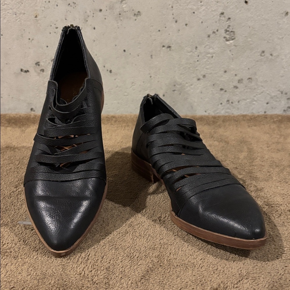 Mari A. Farrah Leather Ankle Bootie - Size 6